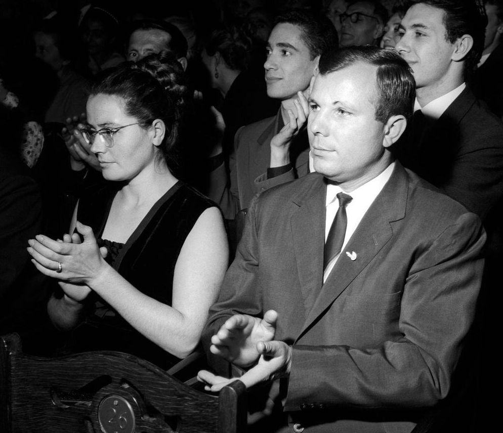 Юрий Гагарин с женой Валентиной в 1964 году